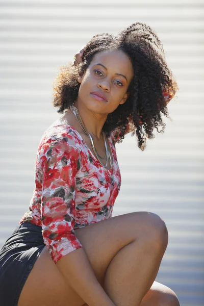 Mulher atraente com um penteado afro — Fotografia de Stock