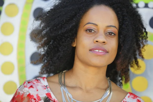 Feliz jovem mulher negra — Fotografia de Stock