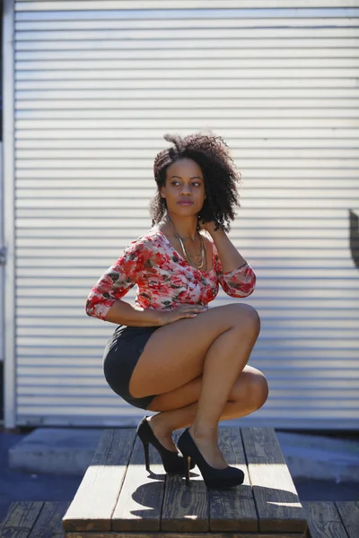 Femme accroupie sur une table — Photo