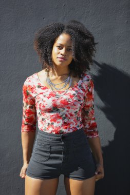 Kadın siyah bir duvar