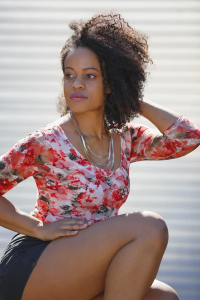 Mujer sentada y tocando la cabeza — Foto de Stock