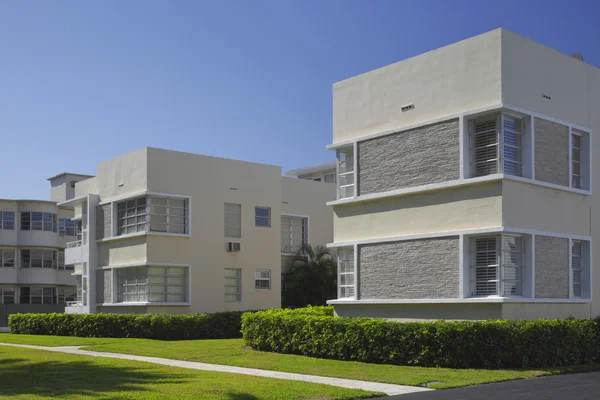 Edificio de apartamentos con paisaje — Foto de Stock