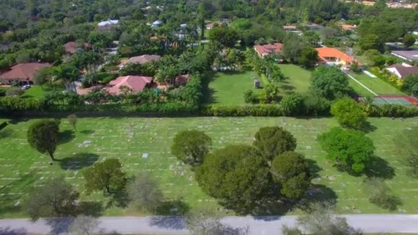 Vídeo aéreo de un cementerio — Vídeos de Stock