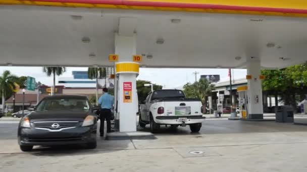 Shell benzin istasyonu — Stok video