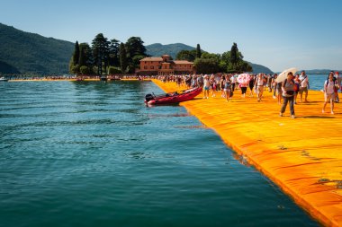 Isola di San Paolo yakınındaki Lake Iseo yüzer iskeleler
