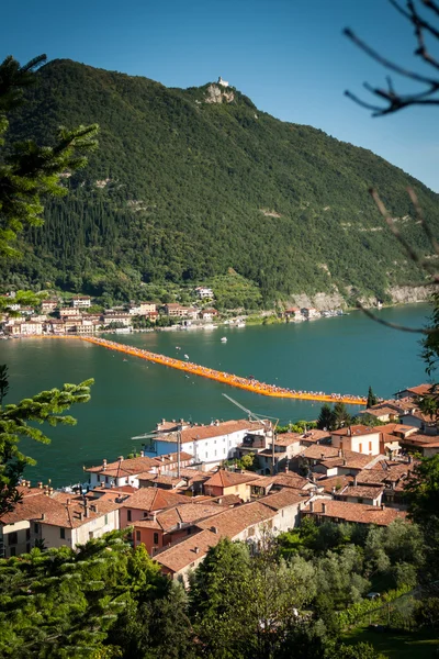 Плаваючою простінки місті Sulzano високий кут вертикальні подання — стокове фото