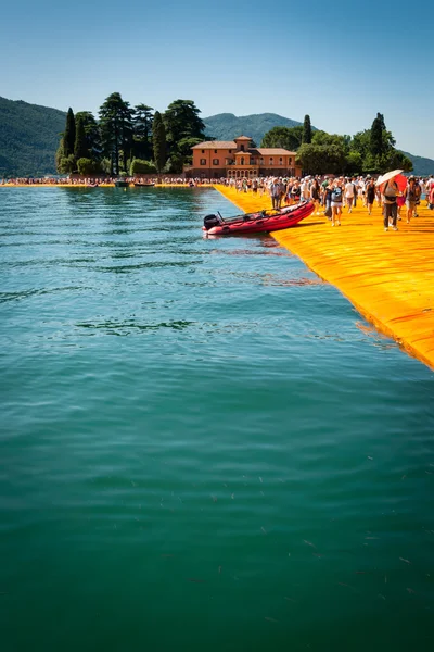 Floating Piers near Isola di San Paolo vertical view — Stock Photo, Image