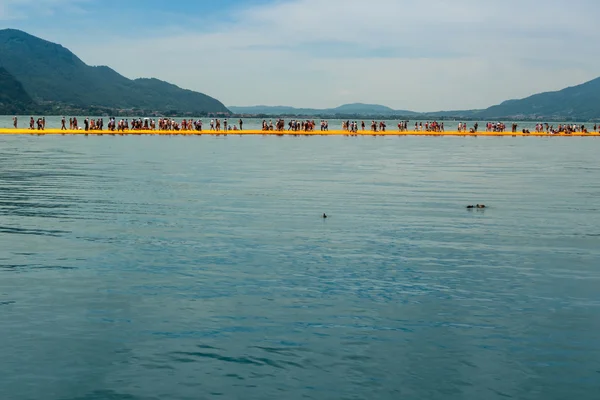 Piers flottants sur le lac d'Iseo à partir de Montisola — Photo