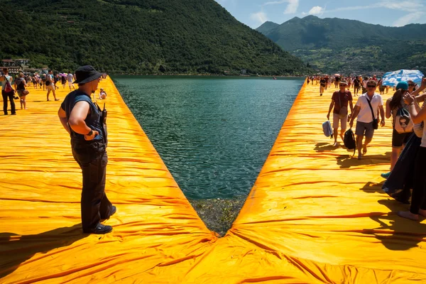 Floating Piers security monitor — Stock Photo, Image