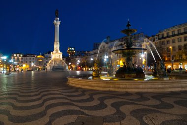 Rossio Meydanı gece