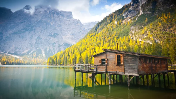 Cabaña en el lago Braies en otoño —  Fotos de Stock