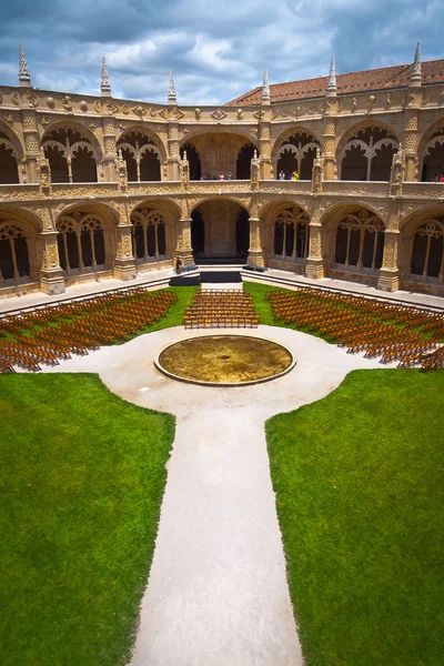 Jerónimos Mosteiro Claustro centro vertical — Fotografia de Stock