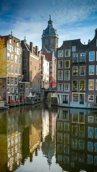 Amsterdam gamla stan byggnader — Stockfoto