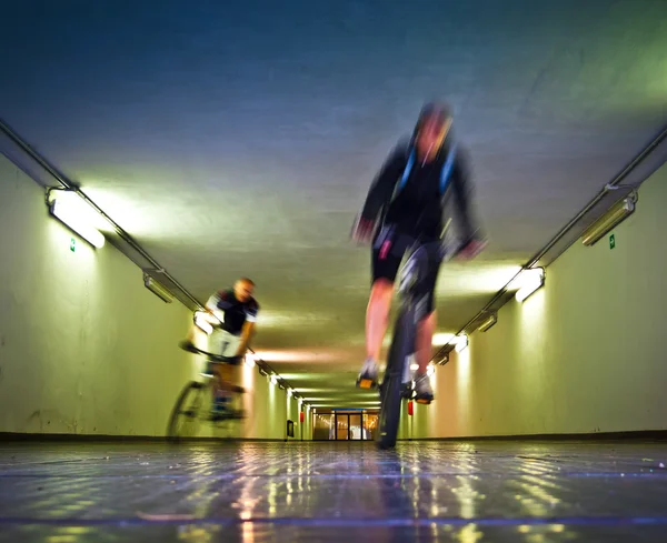 Två cyklister i en tunnel — Stockfoto