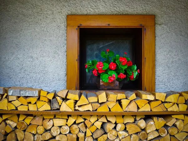 Okno a naštípané dřevo — Stock fotografie