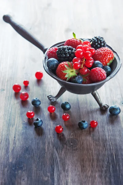 Летние ягоды в миске — стоковое фото