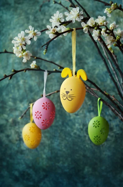 Uova di Pasqua colorata su una filiale del fiore — Foto Stock