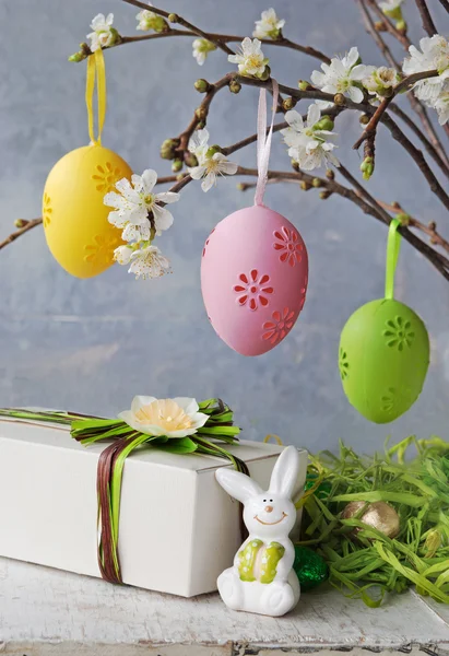 Påsk gåva och blossom gren dekorerad med påsk egga — Stockfoto