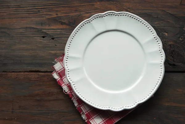 Empty plate on a rustic wooden table — Stock Photo, Image