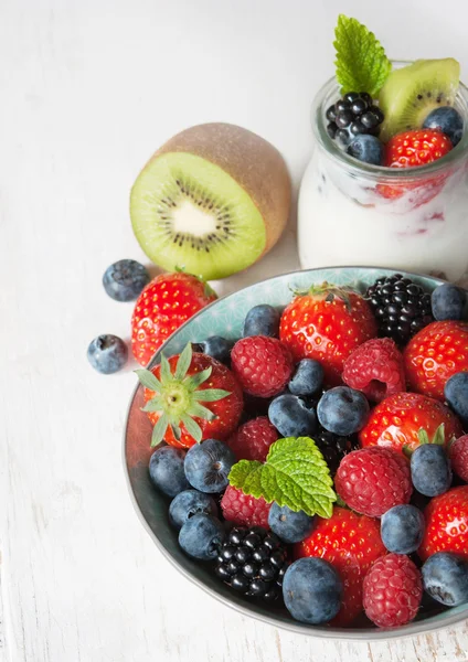 Frische Beeren und Joghurt — Stockfoto