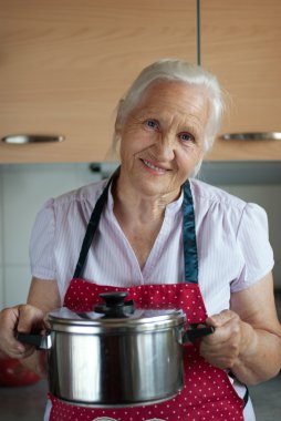 Mutfak at yaşlı kadın