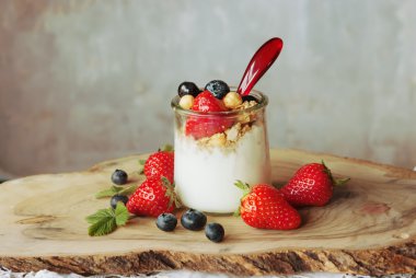 Yaban mersini çilekli tatlı