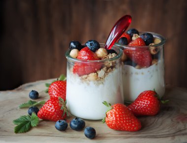 Yaz tatlı yoğurt ve çilek ile