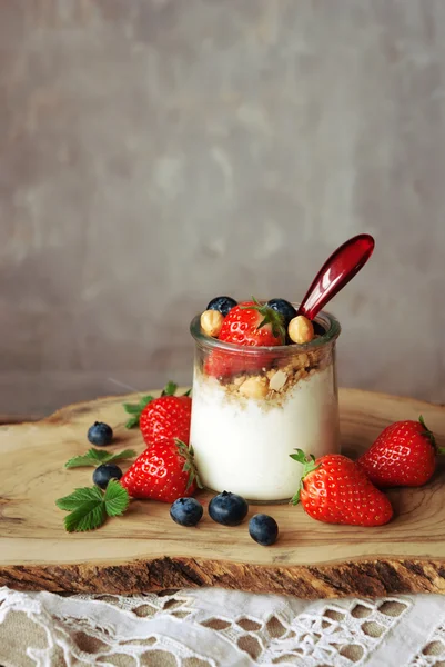 Summer dessert with yogurt and berries — Stock Photo, Image