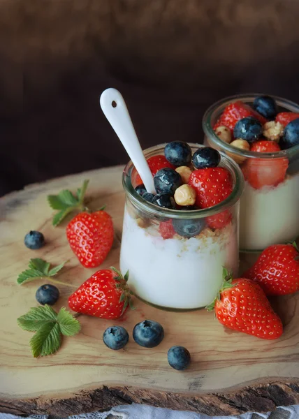 Yogurt fresco e bacche — Foto Stock