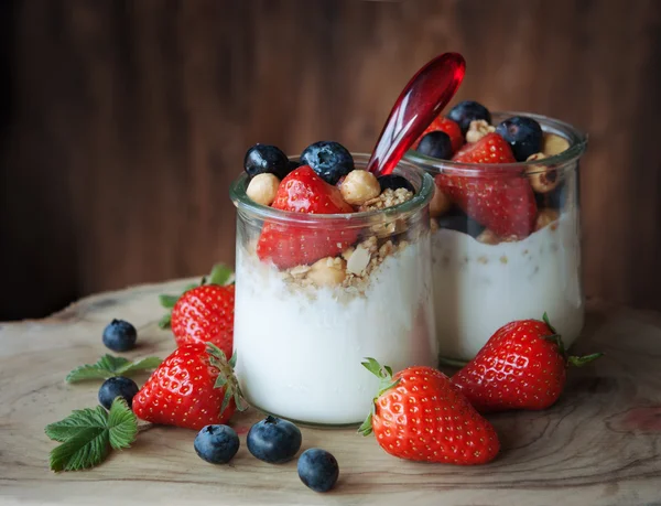 Yaz tatlı yoğurt ve çilek ile