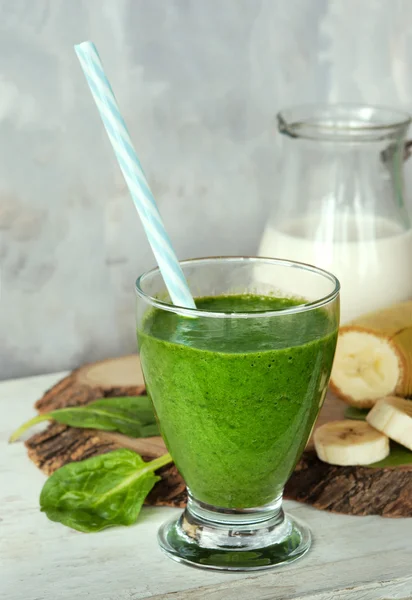 Fresh Green smoothie with spinach — Stock Photo, Image