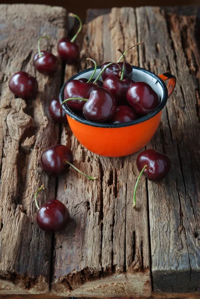 Frische Kirsche im Becher — Stockfoto