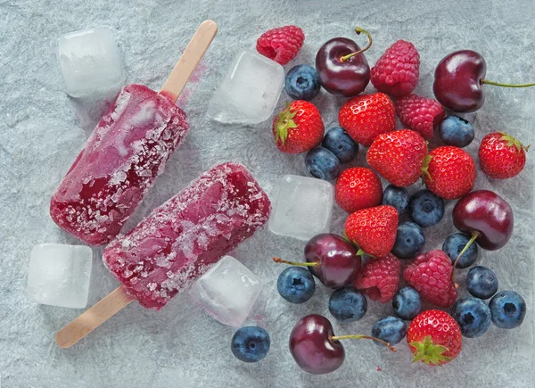Заморожені ягоди сік — стокове фото