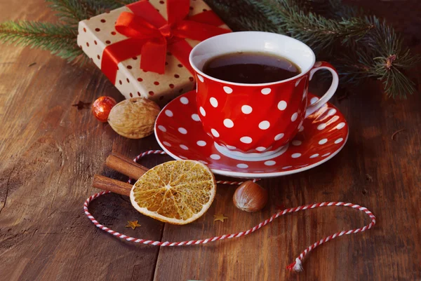 Prezent na Boże Narodzenie i herbata — Zdjęcie stockowe