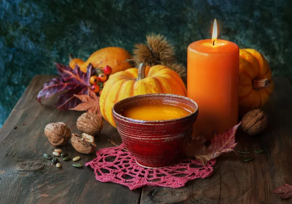 Kürbissuppe und Herbstdekor — Stockfoto