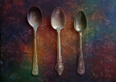 Gümüş kaşık rustik arka plan üzerinde