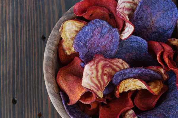 Blue potatoes and beet chips — Stock Photo, Image