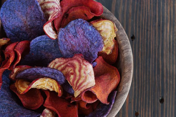 Blue potatoes and beet chips — Stock Photo, Image