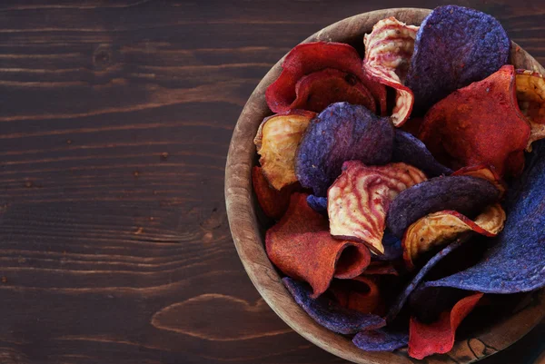 Colorful vegetable chips in bowl — Stock Photo, Image