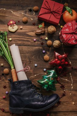 Tatil geçmişi Aziz Nicholas, Sinterklaas, havuçlu çocuk ayakkabısı, kurabiye, fındık, mandalina, hediye ve şeker.