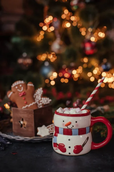 Xícara Natal Bebida Com Marshmallows Biscoitos Decoração Festiva — Fotografia de Stock