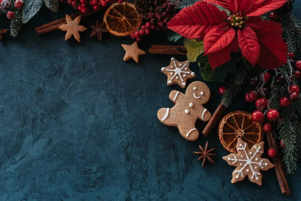 Fundo Natal Com Biscoitos Decoração Festiva Abeto Poinsettia Lugar Para — Fotografia de Stock