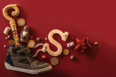 Tatil geçmişi Aziz Nicholas, Sinterklaas, çikolatalı çocuk ayakkabısı, fındık, hediye ve tatlı.