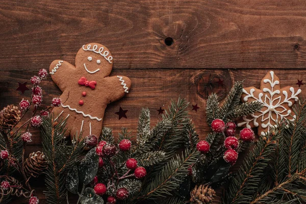 Décorations Noël Pain Épice Hommes Biscuits Sur Fond Bois — Photo