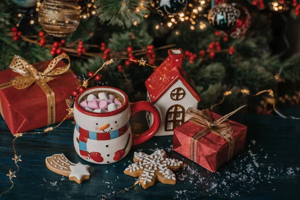 Cangkir Natal Minuman Dengan Marshmallow Kue Dan Dekorasi Meriah Fokus — Stok Foto