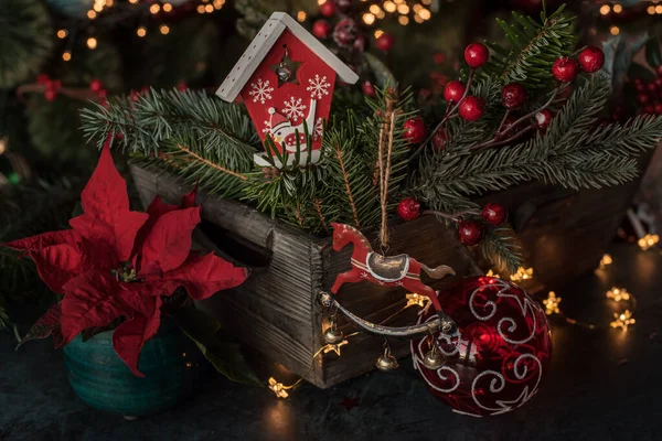 Weihnachtlicher Hintergrund Mit Festlichem Dekor Tanne Und Weihnachtsstern — Stockfoto