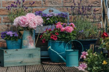Vazoda güzel şakayıklar, evin yanında çiçek dekoru.