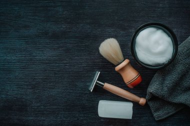 Siyah arka planda berber aletleri. Tıraş köpüğü, tıraş fırçası ve beyaz kristal alyum taşı veya potasyum alyum.