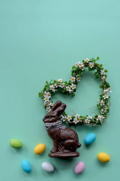 Påsk Choklad Kanin Vårblommor Och Färgglada Ägg — Stockfoto