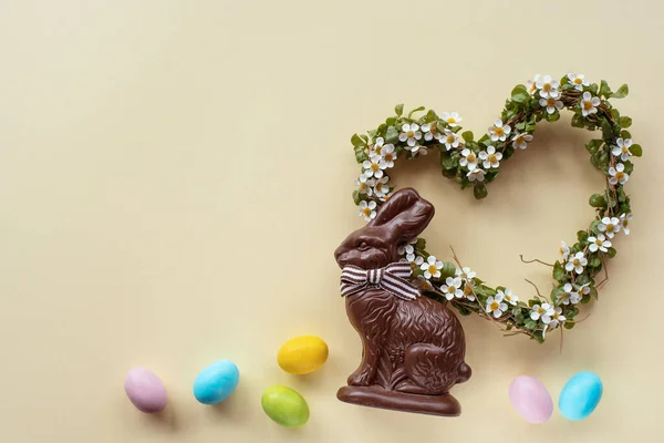 Påsk Choklad Kanin Vårblommor Och Färgglada Ägg — Stockfoto